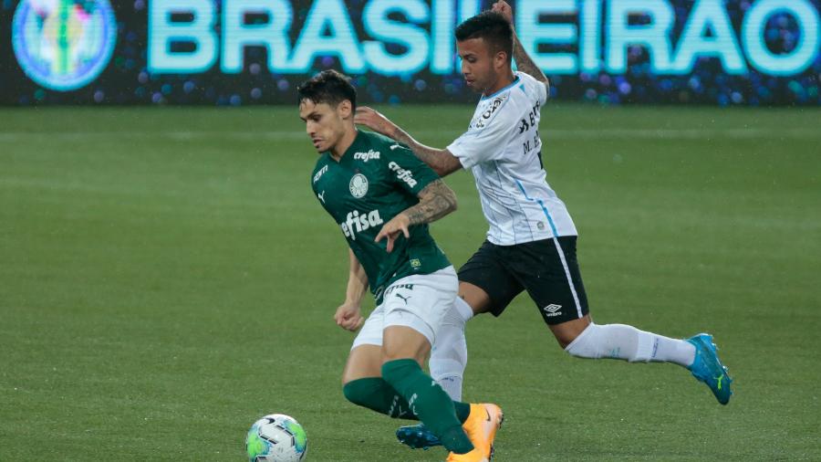 Raphael Veiga e Matheus Henrique disputam a bola na partida entre Palmeiras e Grêmio, pelo Brasileirão  - Marcello Zambrana/AGIF