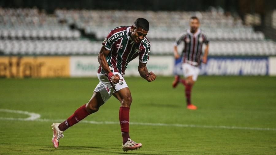 John Kennedy, do Fluminense, comemora gol contra o Coritiba, no Brasileiro 2020/2021 - Lucas Merçon / Fluminense F.C.