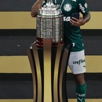 Luiz Adriano, do Palmeiras, beija taça da Libertadores após vitória da equipe paulista no Maracanã - Silvia Izquierdo/Getty Images
