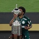Luiz Adriano, do Palmeiras, beija taça da Libertadores após vitória da equipe paulista no Maracanã - Silvia Izquierdo/Getty Images