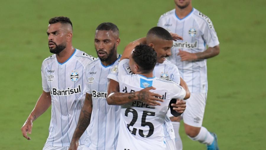 Jogadores do Grêmio comemoram gol de Alisson contra o Botafogo em jogo do Brasileirão 2020 - Fernando Soutello/AGIF