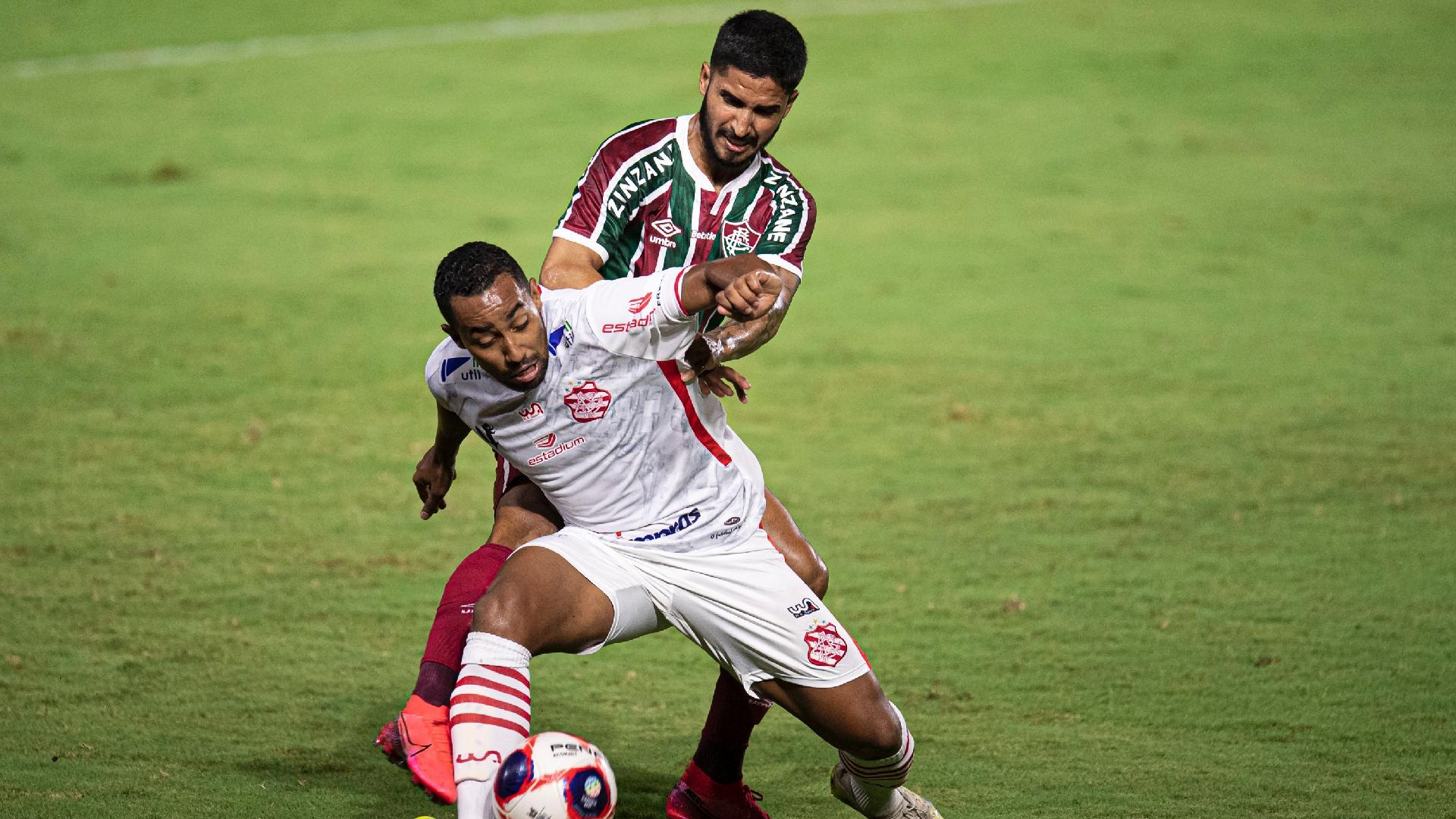 Dionathan e Igor Juliao disputam a bola durante a partida entre Bangu x Fluminense, pelo Campeonato Carioca