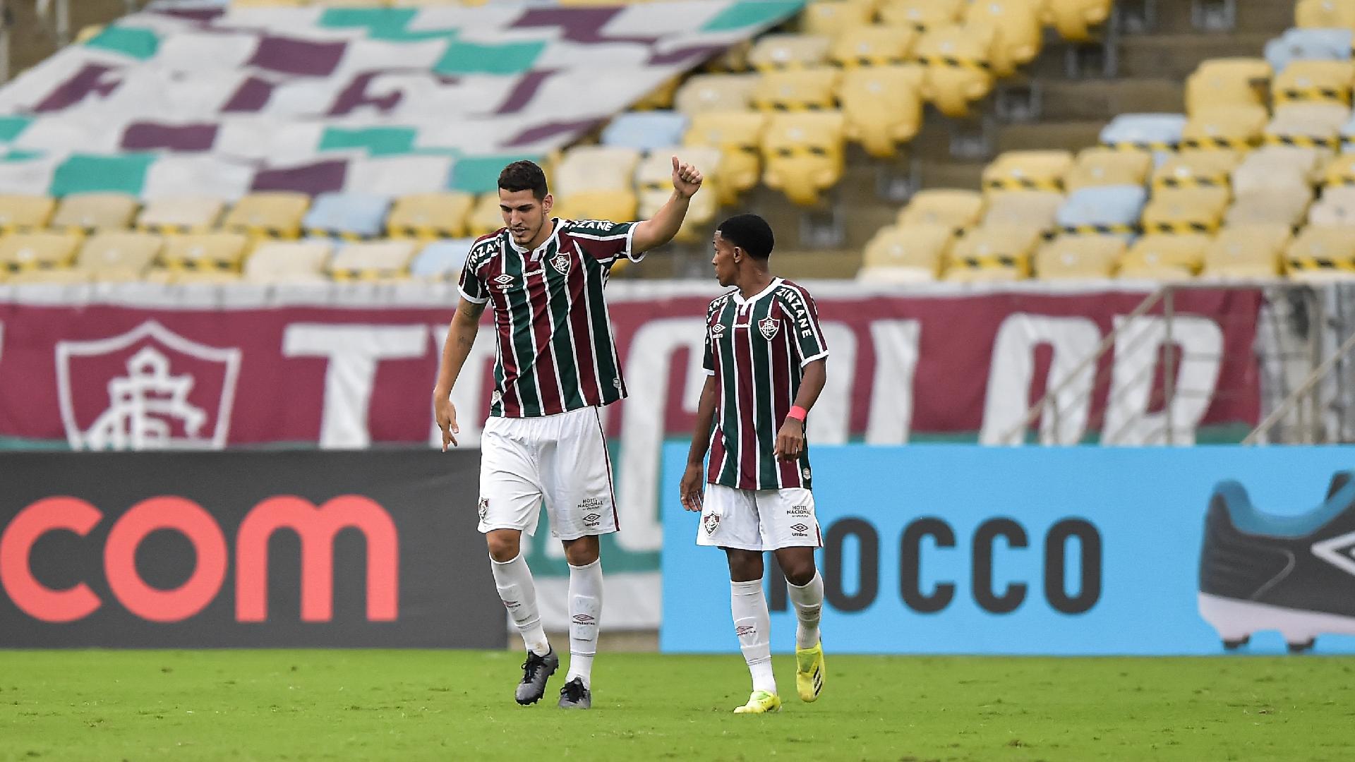 De cabeça, Nino abriu o placar para o Fluminense em cima do Botafogo
