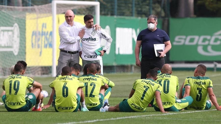 Presidente Maurício Galiotte e técnico Abel Ferreira conversam com o elenco do Palmeiras na Academia de Futebol - Cesar Greco/SE Palmeiras
