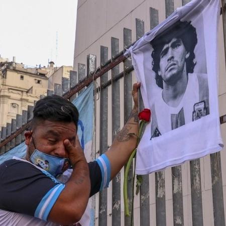 Torcedor chora no Obelisco de Buenos Aires em frente à foto de Maradona - Acervo pessoal