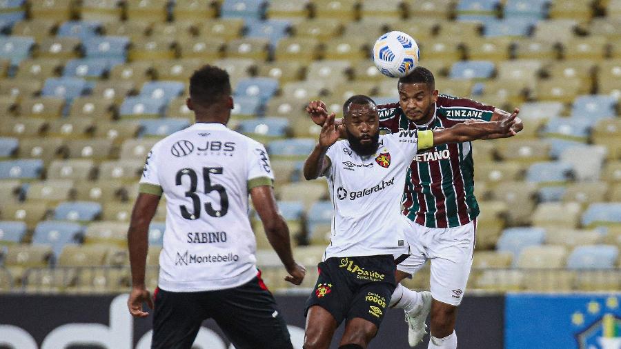 David Braz divide com Marcão durante jogo entre Fluminense e Sport pelo Brasileirão - Lucas Merçon