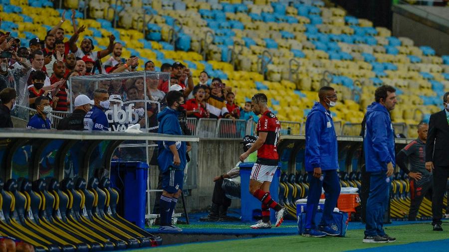 Diego Ribas foi expulso por enforcar Rossi, em jogo entre Flamengo e Bahia - Marcelo Cortes/CRF