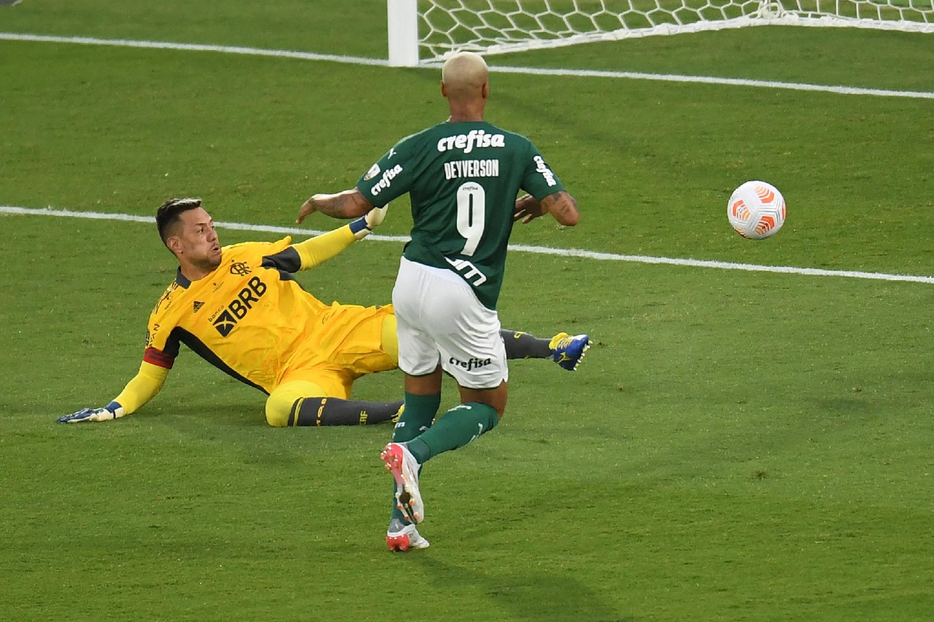 Estamos sujeitos a erro, diz Diego sobre falha de Andreas em gol do Palmeiras