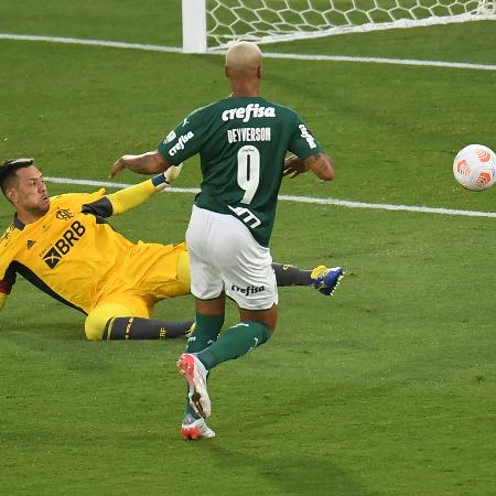 O momento antes do gol de Deyverson, o segundo do Palmeiras na final da Libertadores contra o Flamengo O momento antes do gol de Deyverson, o segundo do Palmeiras na final da Libertadores contra o Flamengo