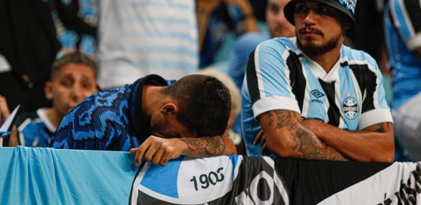 Torcedores do Grêmio lamentam rebaixamento para a Série B do Brasileirão