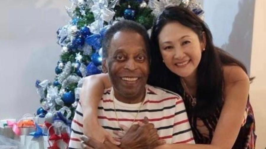 Pelé posa ao com mulher Márcia Aoki após alta do hospital - Reprodução/Instagram