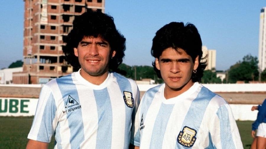 Diego Armando Maradona ao lado seu irmão Hugo, com a camisa da seleção argentina - Reprodução