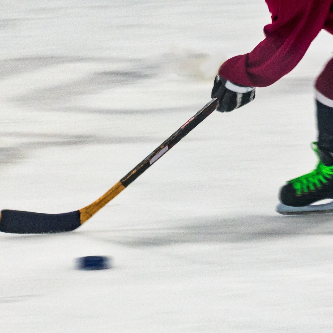 Saiba mais sobre hóquei de campo, no gelo e sobre patins