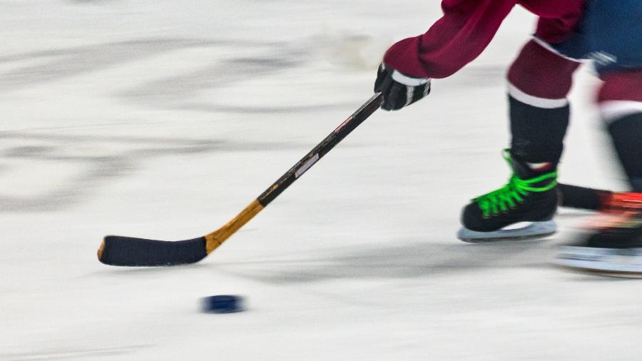 Jogador de hóquei no gelo morre atingido por lâmina de patins