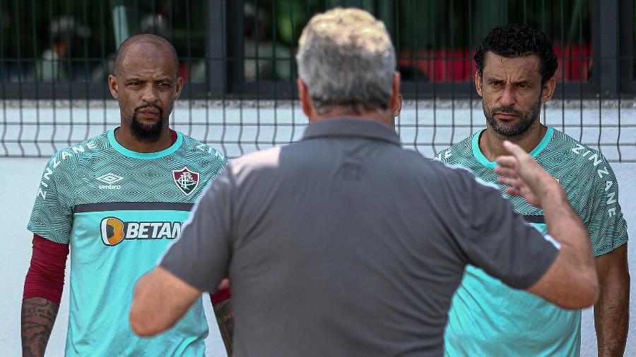 Abel Braga, técnico do Fluminense, conversa com o volante Felipe Melo e com o atacante Fred - Lucas Merçon / Fluminense