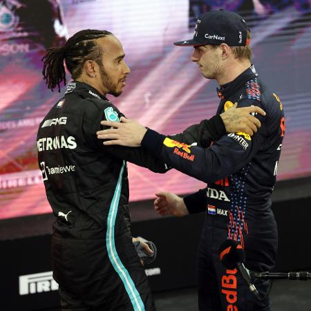 Lewis Hamilton e Max Verstappen se cumprimentam após o GP de Abu Dhabi, em 2021