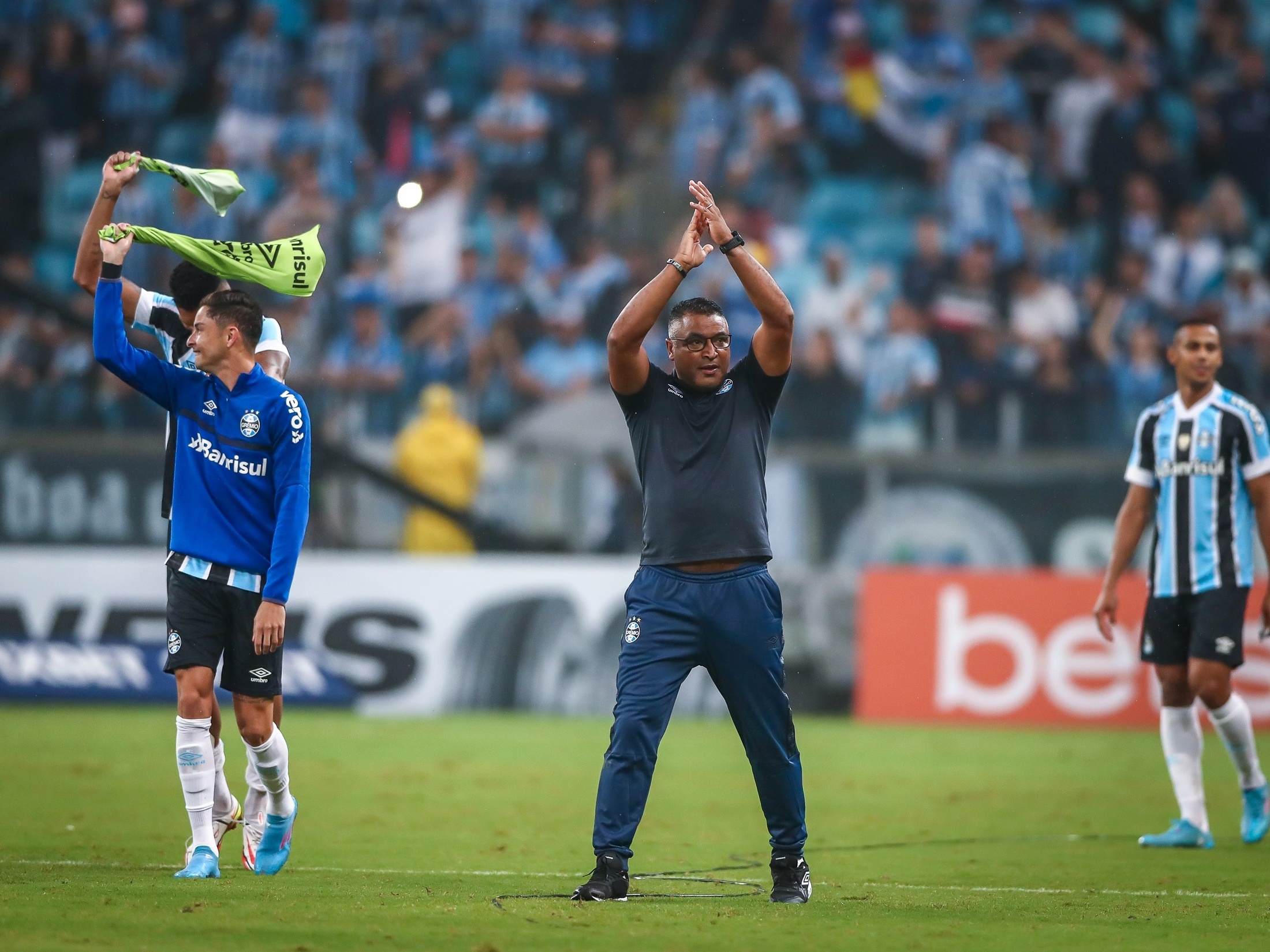 Internacional contrata lateral direito lançado por Roger no Grêmio