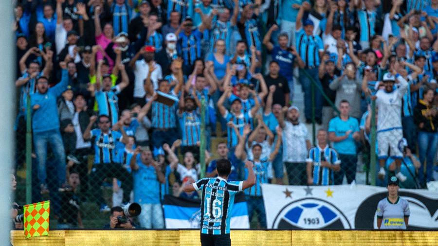 Lucas Silva comemora após converter pênalti para o Grêmio na vitória sobre o Ypiranga, pela ida da final do Gauchão 2022 - RAUL PEREIRA/ESTADÃO CONTEÚDO