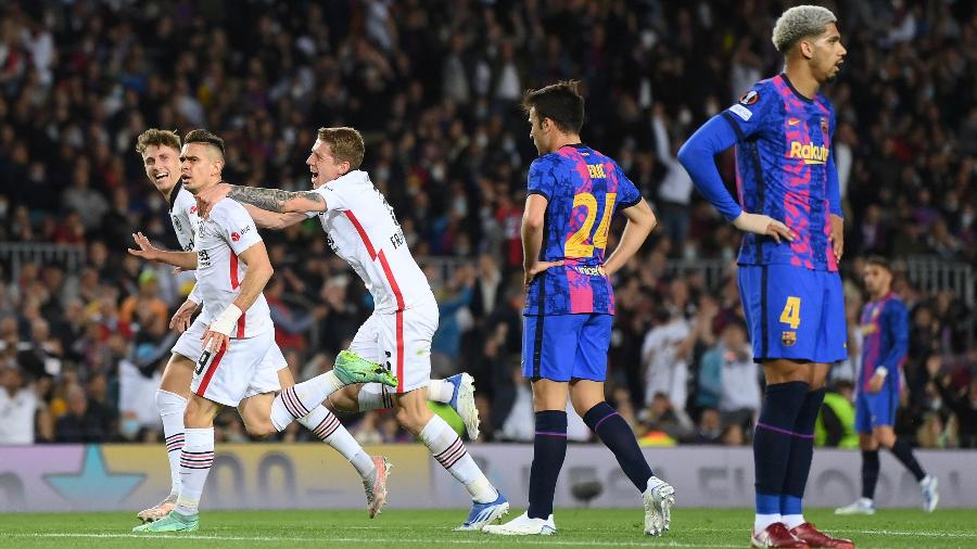Santos Borré e jogadores do Eintracht Frankfurt comemoram gol sobre o Barcelona na Liga Europa - Eric Alonso/Getty Images