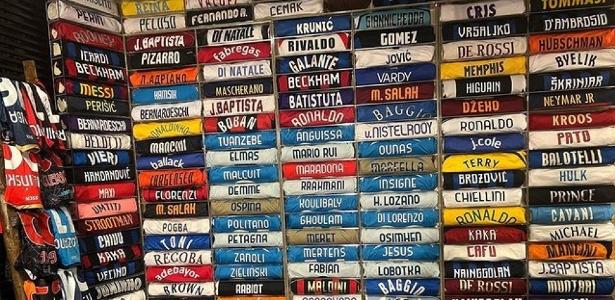 De Ronaldo a Maradona: a incrível coleção de camisas do técnico do Napoli