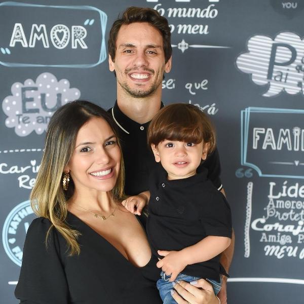 O zagueiro Rodrigo Caio, do Flamengo, a dentista Tayane Carvalho e o filho, Bernardo