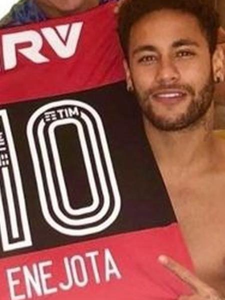 Neymar posa para foto com a camisa do Flamengo - Reprodução / Instagram