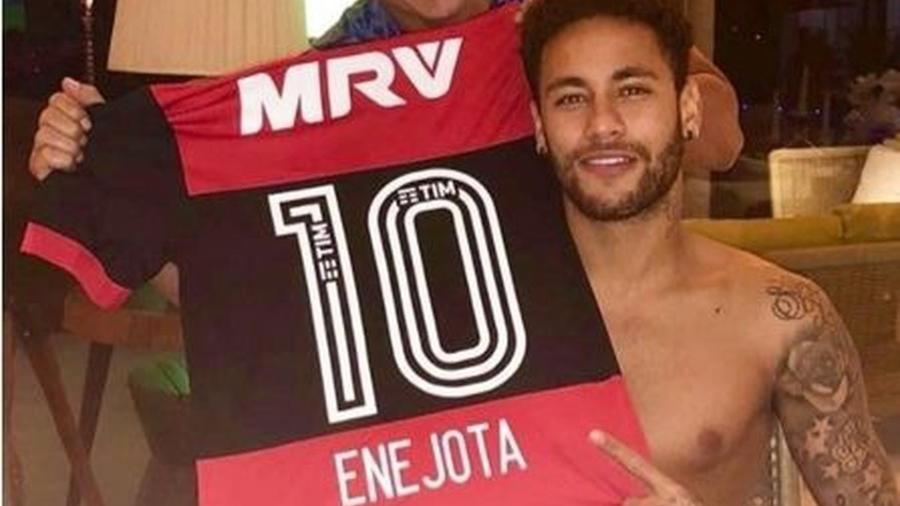 Neymar posa para foto com a camisa do Flamengo: craque já fez insinuações sobre jogar no clube - Reprodução / Instagram