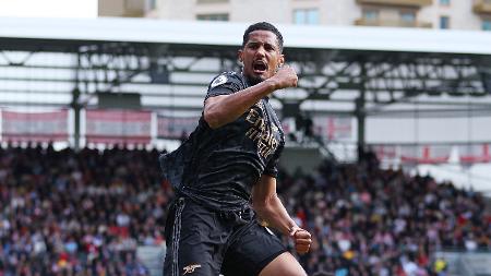 Arsenal vence Brentford com gol no fim e é novo líder do Inglês