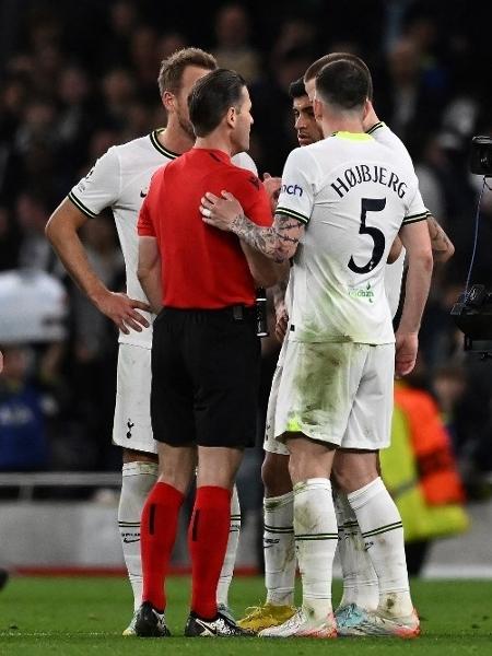 Jogadores do Tottenham reclamam com o árbitro após lance polêmico no último minuto - Ben Stansall / AFP