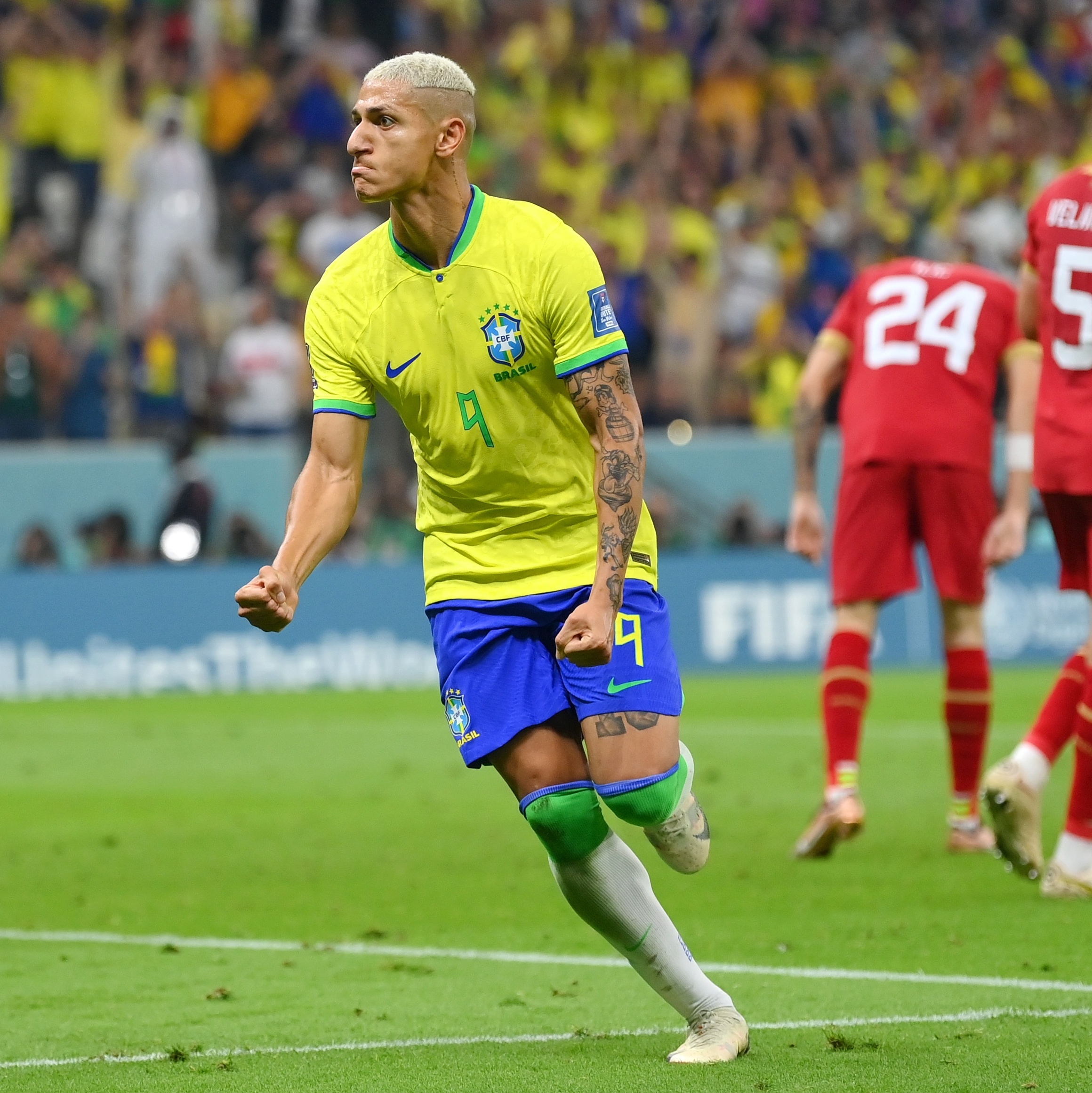 Richarlison estreia em Copa com gol e finda maldição da 9 no Brasil