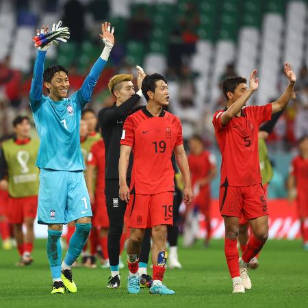 O goleiro Kim Seung-Gyu, da Coreia do Sul, acena para a torcida após jogo contra Portugal que garantiu a sul-coreana para as 8ªs da Copa. 2/12/2022 - KAI PFAFFENBACH/REUTERS