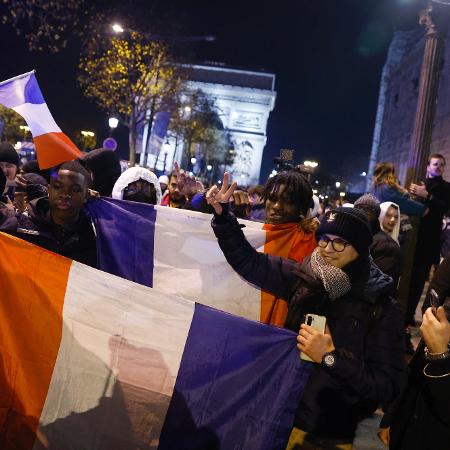 Torcedores estendem bandeira da França nas ruas de Paris após semifinal  - Gonzalo Fuentes/Reuters
