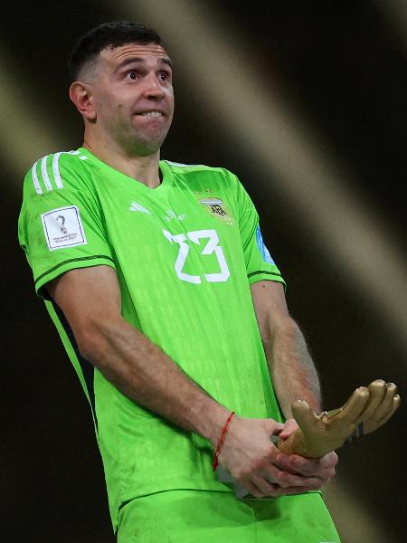 Emiliano Martínez, da Argentina, brincou ao receber troféu de melhor goleiro da Copa do Mundo - Kai Pfaffenbach/Reuters