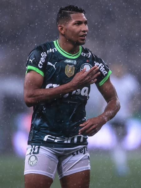Raphael Veiga muda de posição e retoma destaque no Palmeiras