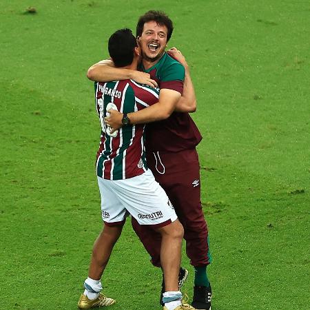 O técnico Fernando Diniz abraça PH Ganso após o bicampeonato carioca do Fluminense