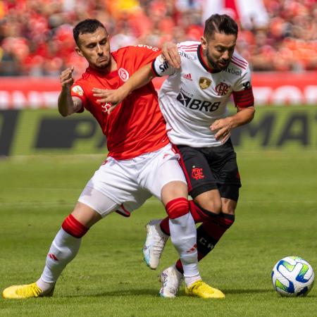 Disputa de bola em Internacional x Flamengo, pelo Brasileiro - RAUL PEREIRA/FOTOARENA/FOTOARENA/ESTADÃO CONTEÚDO