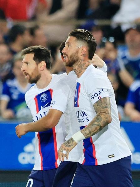 Jogadores do PSG comemoram gol de Messi contra o Strasbourg, pelo Francês - Pascal Rossignol/Reuters
