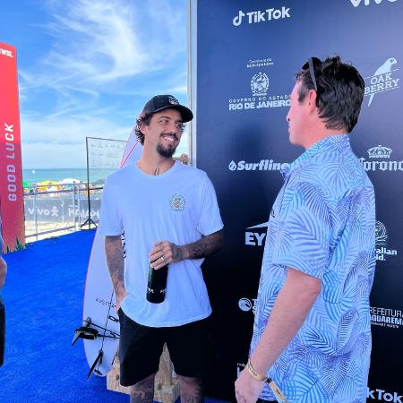 Filipe Toledo conversa sorridente com funcionário da WSL após se classificar às oitavas no Mundial de surfe em Saquarema - Bruno Braz / UOL