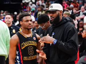 Filho de LeBron diz não sonhar em jogar com o pai na NBA: 'Não, nunca'