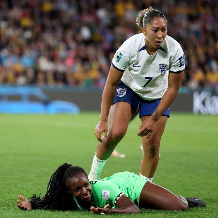 Lauren James, da Inglaterra, em lance com Michelle Alozie, da Nigéria, pela Copa do Mundo feminina