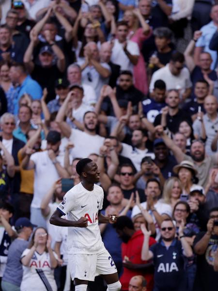 Pape Matar comemora gol pelo Tottenham diante do Manchester United