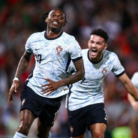 Rafael Leão comemora gol marcado pela seleção de Portugal contra a Suécia