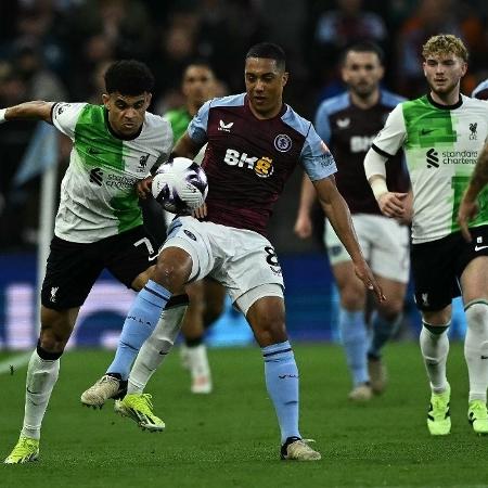 Aston Villa x Liverpool em ação durante o Campeonato Inglês