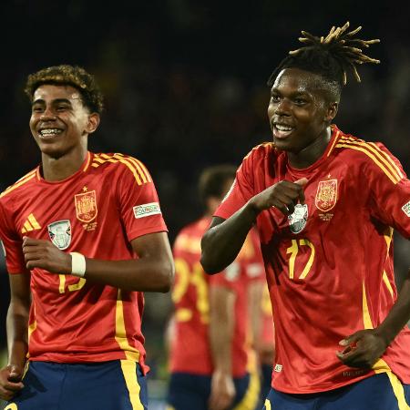 Lamine Yamal e Nico Williams celebram goleada da Espanha - Angelos Tzortzinis / AFP