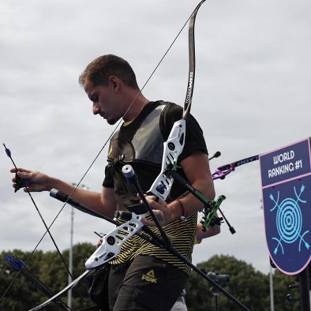 O arqueiro brasileiro Marcus D'Almeida, nº1 do ranking mundial, no ranqueamento do tiro com arco nas Olimpíadas de Paris