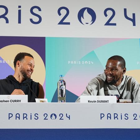 Stephen Curry e Kevin Durant em entrevista coletiva nos Jogos de Paris