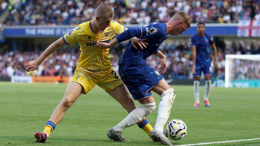 Adam Wharton, do Crystal Palace, disputa com Cole Palmer, do Chelsea, em jogo pelo Campeonato Inglês