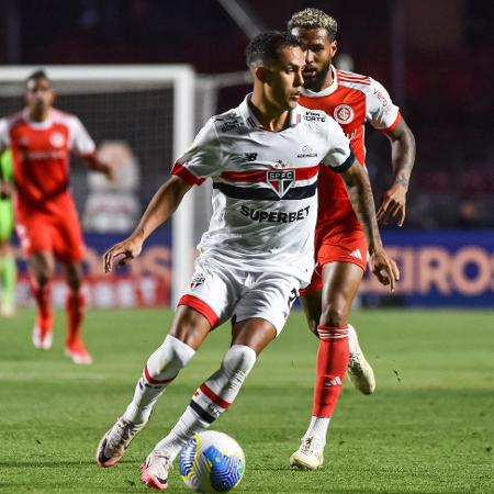 Igor Vinícius em ação durante São Paulo x Inter, duelo do Campeonato Brasileiro