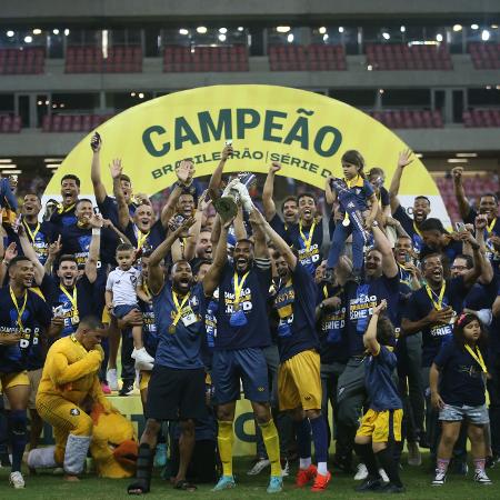 Jogadores do Retrô comemoram título da Série D do Campeonato Brasileiro - Marlon Costa/AGIF