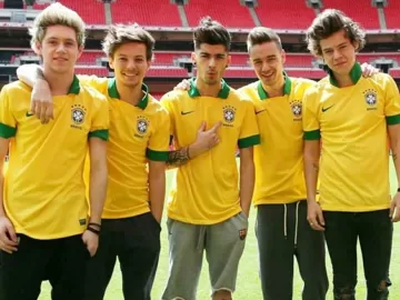 Liam Payne foi 'capitão' da Inglaterra e usou camisa da seleção brasileira